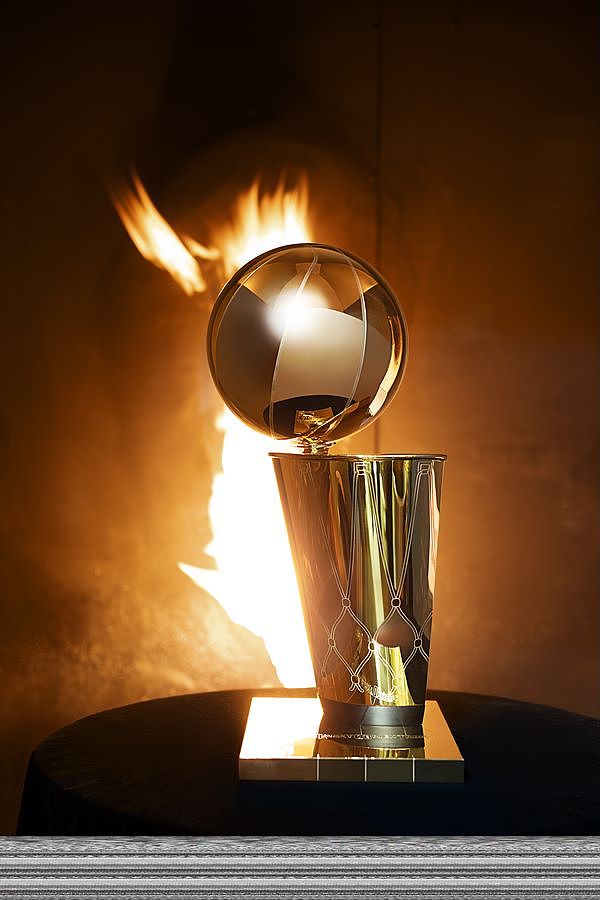 2020-21赛季NBA总冠军队共举由蒂芙尼打造的拉里·奥布莱恩冠军奖杯 - 3