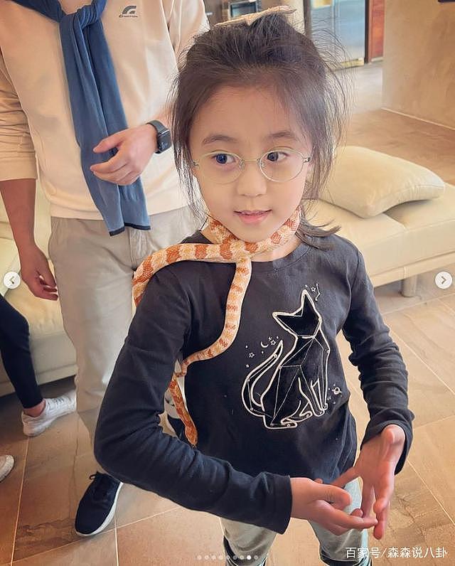 贾静雯公开女儿玩蛇照，咘咘和波妞被活蛇缠身，淡定摆 pose 出镜 - 2