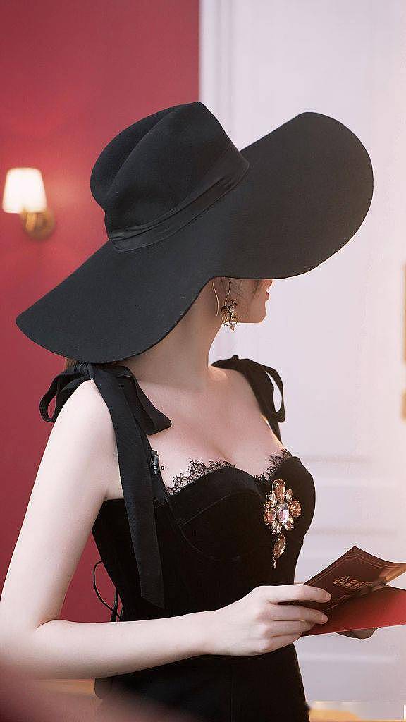 娜扎神秘摩登大片展现发光美貌 黑色礼帽半遮面彰显矜贵气质 - 2