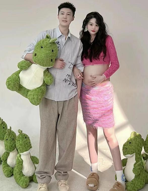 赵本山女儿晒孕期写真，怀孕 8 个月肚大如箩 - 1