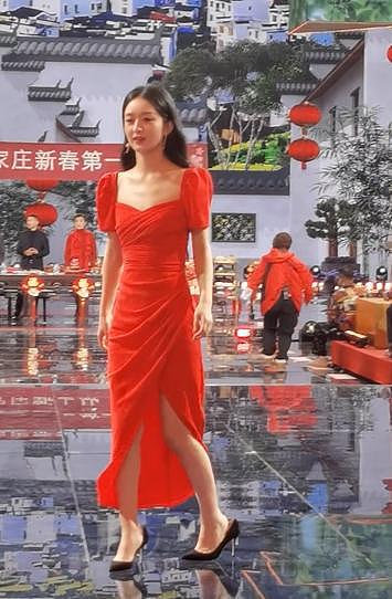 赵丽颖 2023 北京台春晚彩排路透 红裙造型大气美丽似何幸福 - 4