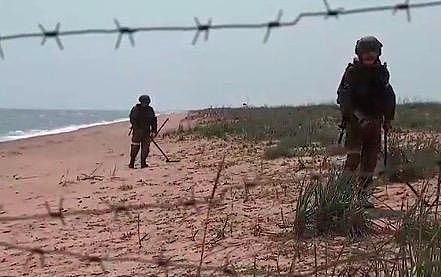 俄国防部公布赫尔松海岸排雷画面，多枚反坦克地雷被引爆 - 1