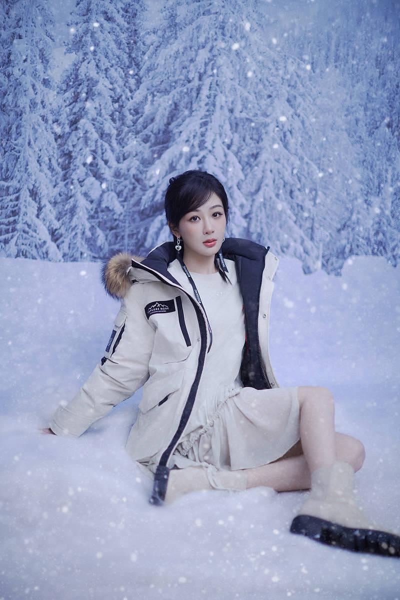 杨紫拍冬日雪景大片 穿小短裙秀白嫩美腿 - 3