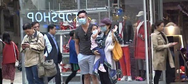 TVB视帝3岁女儿用妈妈名牌包扮靓 老婆背十万名包出入最贵会所 - 5