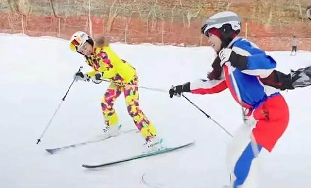 李若彤钟丽缇相约滑雪，亲密揽肩大声放歌，同框被赞 18 岁姐妹花 - 8