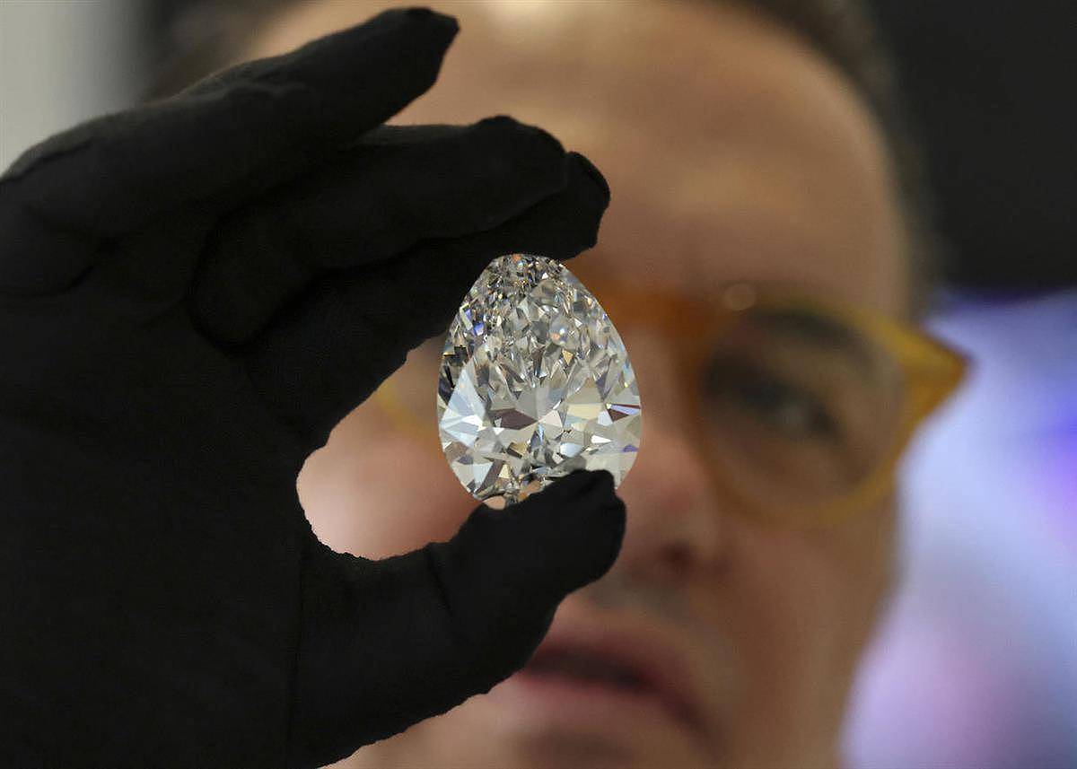 拍卖史上最大白钻亮相迪拜，拍卖价格将超2亿人民币 - 1