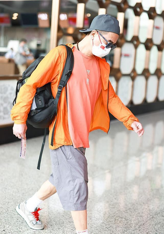 陈小春真是大湾区潮男，橘色T恤配灰色工装裤，鲜亮有型挺可爱的 - 9