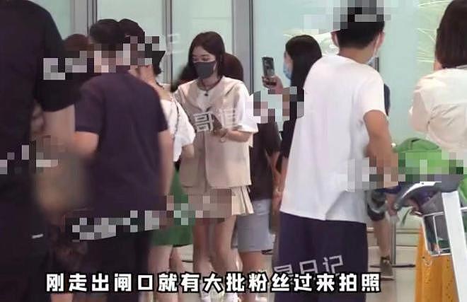 魏大勋与大 10 岁秦岚亲密回家！女方穿学生装似少女，戴钻戒引猜疑 - 3