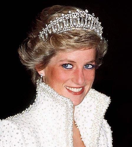 凯特王妃再戴珍珠泪皇冠，换条水晶纱裙更高级，这次美得闪耀全场 - 4