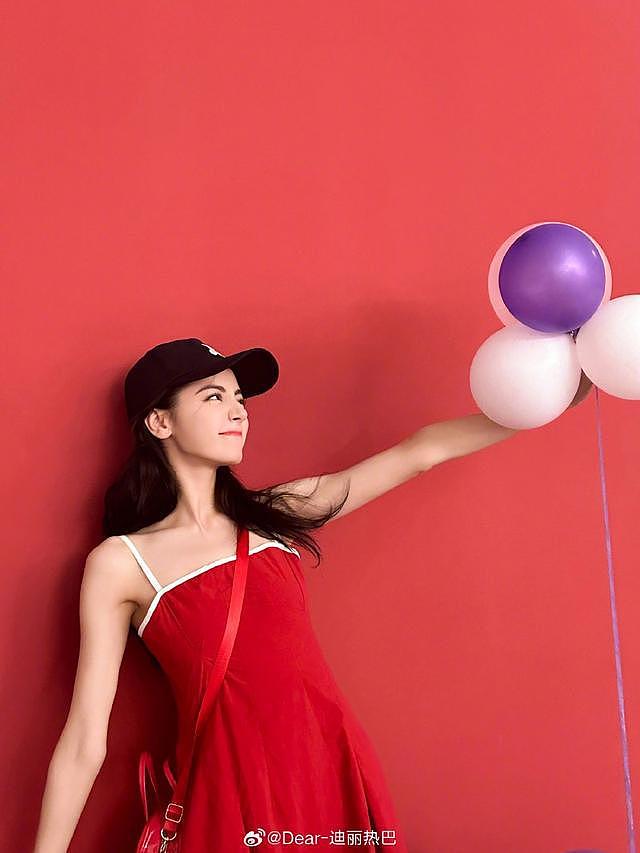 迪丽热巴微博营业晒红裙美照 戴棒球帽对镜甜笑 wink - 2
