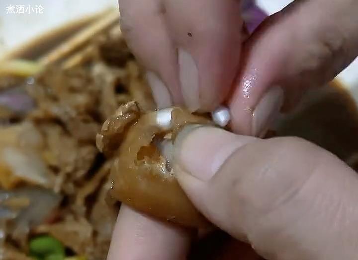 山东女子从菜市场买回蚌肉，孩子吃的时候硌到牙，剥出来7颗珍珠 - 2