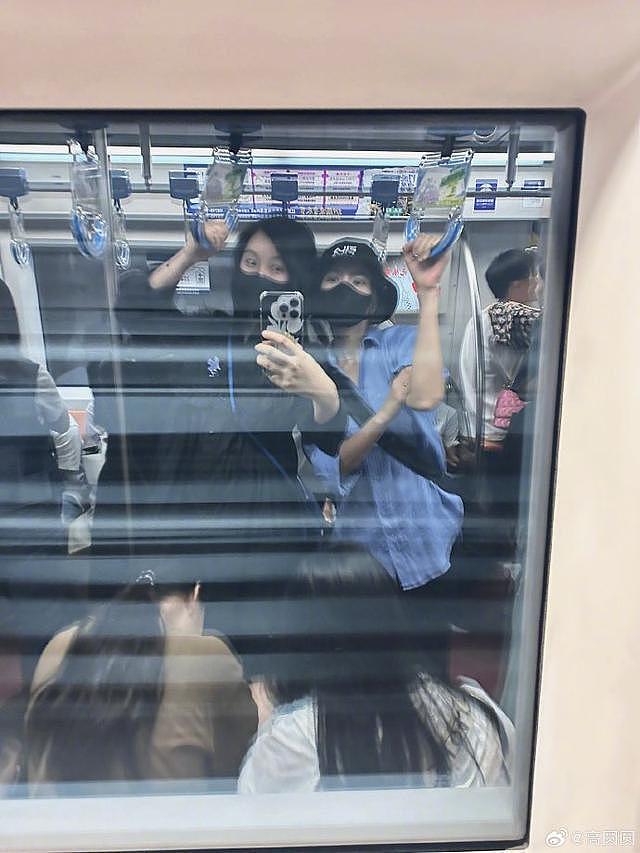 高圆圆晒照去看李宗盛演唱会 低调乘地铁对镜萌趣摆拍 - 5