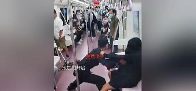 西安地铁拖拽事件：保安撕开的不仅是衣服，更是人性的遮羞布 - 1