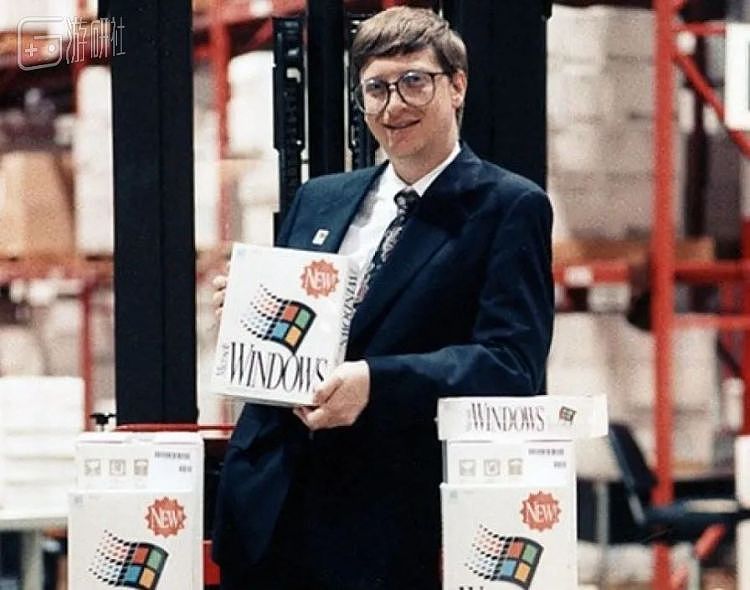 1990年，比尔·盖茨与盒装的Windows 3.0合影留念