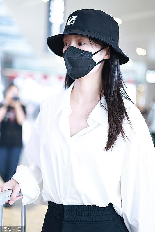 李沁身穿白色衬衫搭配黑色长裙现身 低调简约轻时尚 - 3