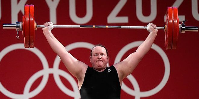 43岁奥运跨性别运动员宣布退役 东京三把试举全失败 - 1