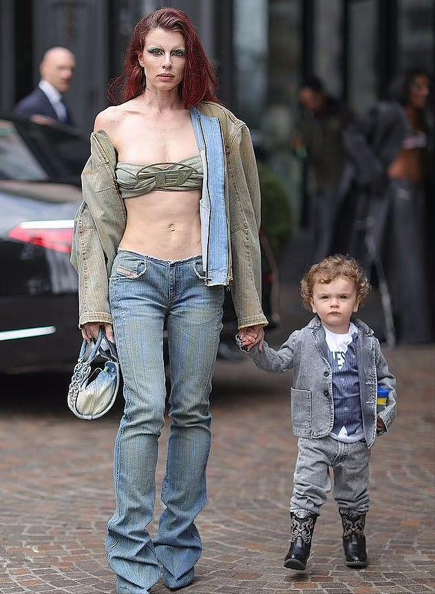 蕾哈娜抱着大儿子去米兰时装周！挺二胎还抱娃，黑人男友两手空空 - 12