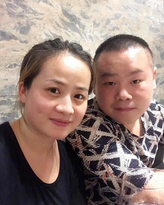 岳云鹏夫妇被偶遇，郑敏发福体重飙至160斤，越来越像师娘王惠 - 10