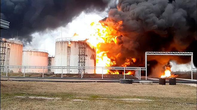 俄境内油库被袭击爆炸 同一天又一印刷厂被曝遭空袭 - 2
