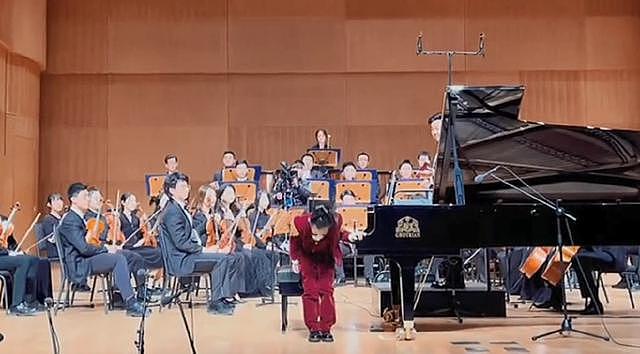 9 岁甜馨参加钢琴演出挑战高难度曲目 穿红色西装好帅气 - 2