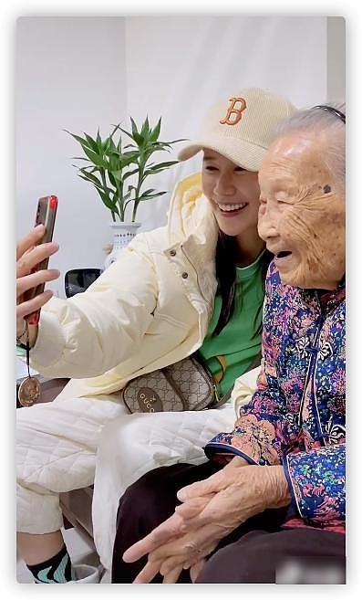港星黄翠如回汕尾老家逛路边摊，和家人探望 102 岁婆婆 - 5