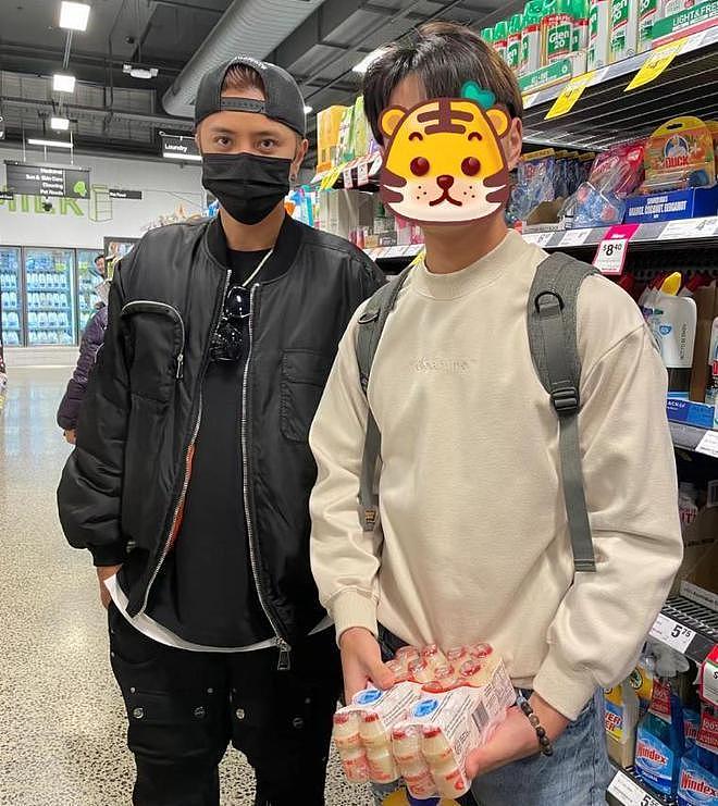 罗志祥在国外逛超市被拍 穿 1500 元棉服黑眼圈太重 - 7
