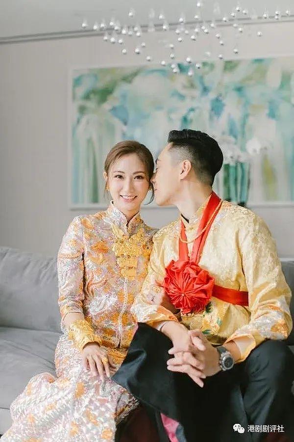 TVB 港姐嫁圈外男友，双手戴满金器，婚礼唱歌狂走调 - 1