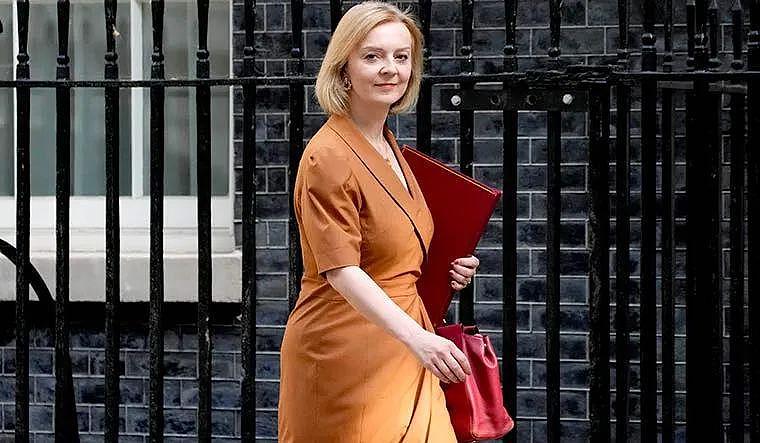戴廉价耳环，模仿撒切尔夫人，英国新首相出炉 - 13