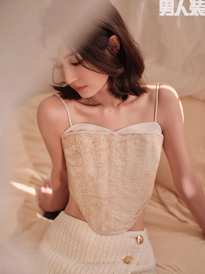 31 岁陈钰琪登《男人装》十二月封面，吊带抹胸身材曼妙，性感撩人 - 4