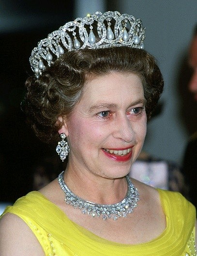 土豪的沙特王室：送戴安娜蓝宝石5件套，送卡米拉两套红宝石项链 - 4