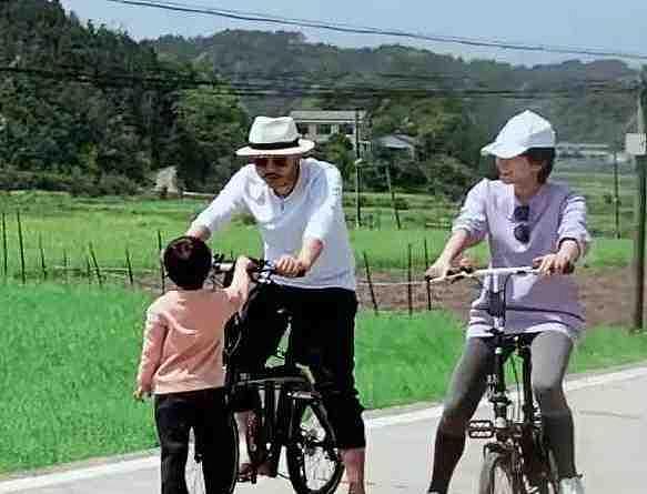 汪涵现身农村，头发胡子斑白一脸沧桑，衣着朴素用村民织布当围脖 - 10