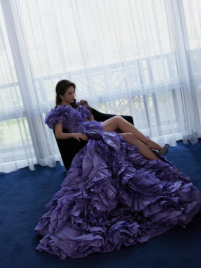刘亦菲秀纤细长腿 紫色公主裙造型优雅大气 - 2