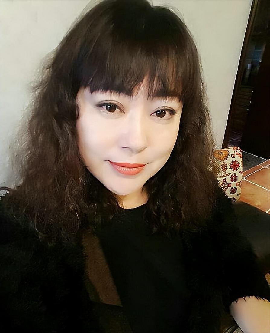 经历三次婚姻，老公一个比一个小，如今患癌，53岁和女儿相互依靠 - 10