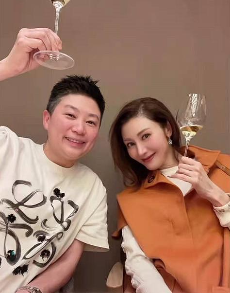 李嘉欣出院后与好友喝香槟 妆容精致对镜微笑状态不错 - 2