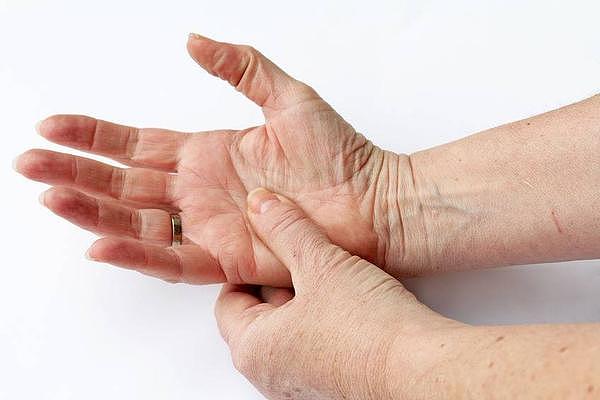 手部关节痛，或与这些因素有关，要及时检查，别大意了 - 3