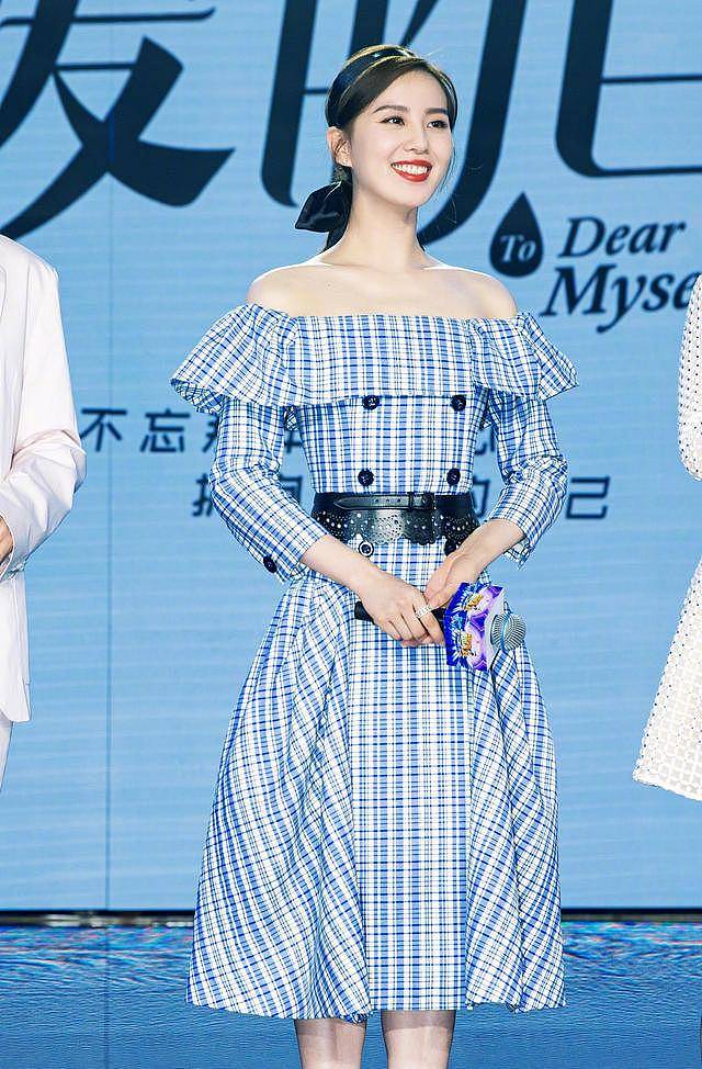 “气质女王”刘诗诗，一身荷叶边格纹连衣裙造型，优雅感十足 - 7