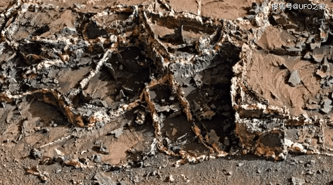好奇号在火星盖尔火山口内移动，拍到多张异物照片，究竟是什么？ - 4