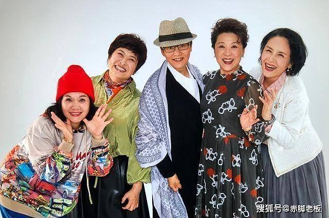 潘虹王馥荔五姐妹团聚，穿搭低调依然大气优雅，挥舞丝巾玩得很嗨 - 6