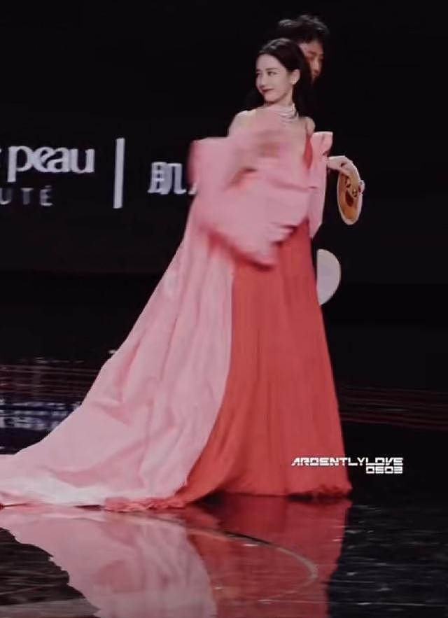 迪丽热巴穿粉色拖地长裙优雅迷人 被叫全名反应真实又可爱 - 3