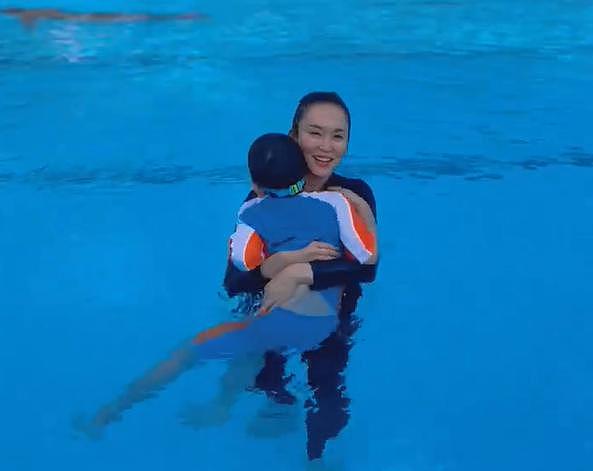 51 岁范文芳带儿子游泳！身材太瘦泳装显松垮，水下一双大长腿抢镜 - 2
