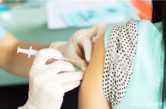 宫颈癌疫苗
#关你健康# 宫颈癌，是女性中最常见的癌症之一。仅2012年，与人类乳头状瘤病毒HPV相关的癌症病例就达63万，其中，53万例是宫颈癌。截止2019年，已有124个国家将HPV疫苗接种纳入免疫计划。最近，《美国医学会期刊》上发表了1篇论文。研究表明，开展疫苗接种后，HPV的感染... - 1