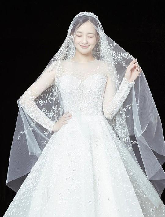 韩国前体操女神孙妍在婚礼现场照 穿婚纱与好友合影笑容甜 - 3