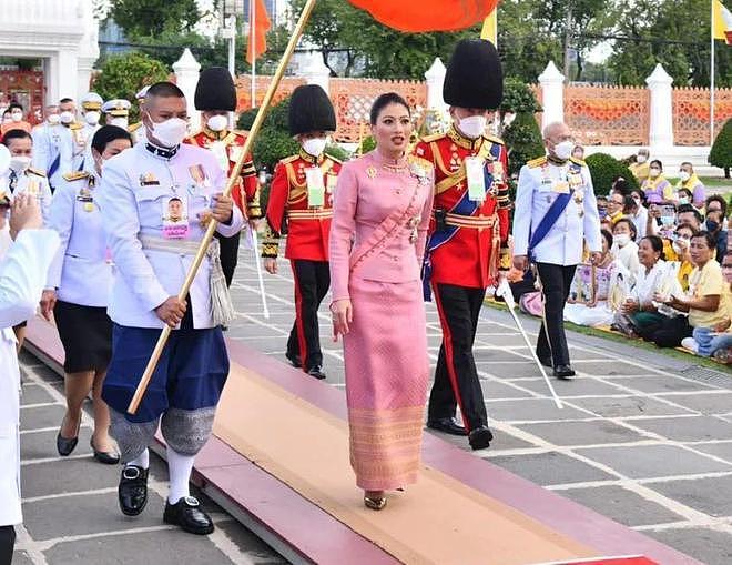 36 岁泰国小公主替父做功德，同父异母弟弟也回国了 - 1