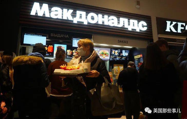 俄罗斯麦当劳关门，他们开始疯狂囤汉堡，塞满整个冰箱， 连代购都出现了… - 26
