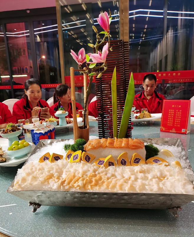 意尔康老板为母亲庆 90 大寿，员工桌喝茅台吃澳龙帝王蟹 - 10