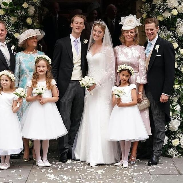 英国王室成员奥美结婚了，花卉王冠好梦幻，婚礼场景浪漫古典 - 1