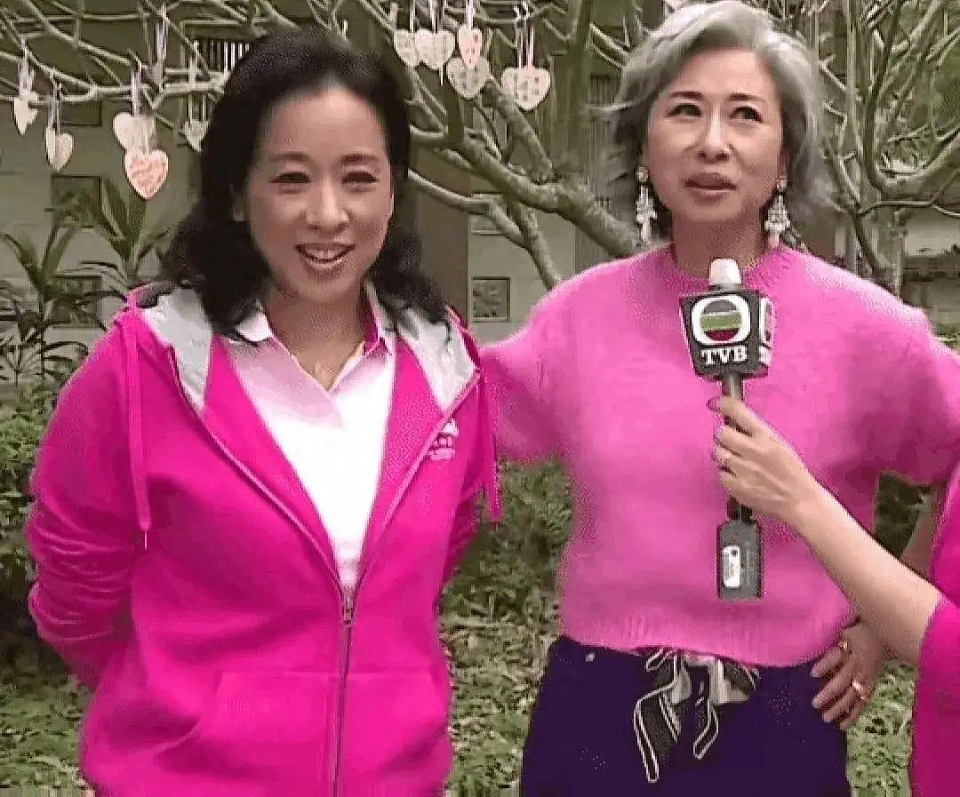 62岁叶倩文65岁朱玲玲难得同框，二人同穿粉红大气减龄，谁更美？ - 1