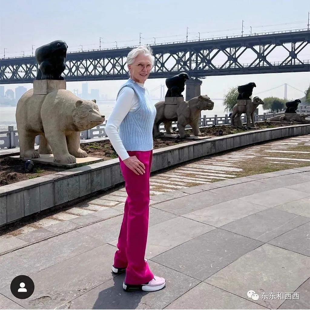 75 岁马斯克妈妈穿“中国风”美爆，身段仪态太好 - 13