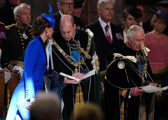 凯特王妃一身皇家蓝亮相英王苏格兰加冕礼，戴已故女王项链 - 4