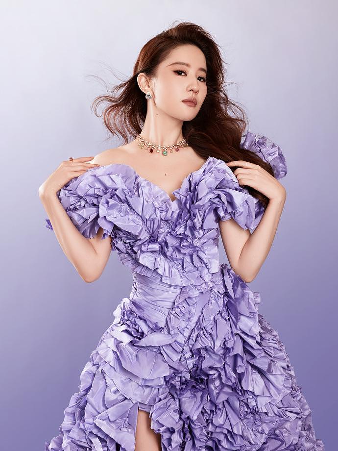 刘亦菲秀纤细长腿 紫色公主裙造型优雅大气 - 4